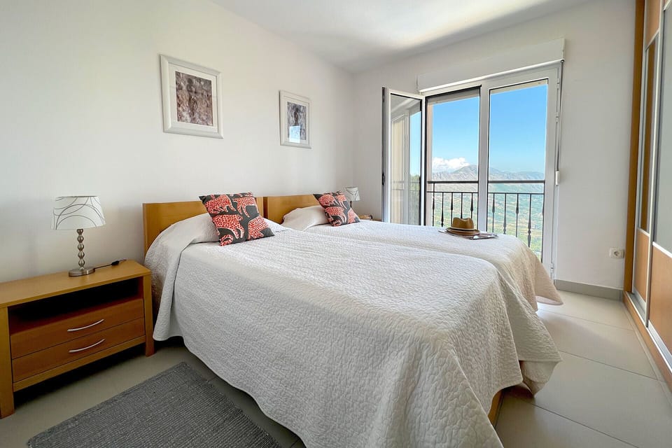 2nd floor Twin room with sea view, wardrobe, A/C and adjacent bathroom