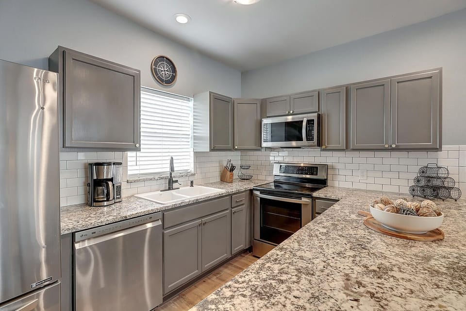 Kitchen - Coffee maker, toaster, and other essentials provided