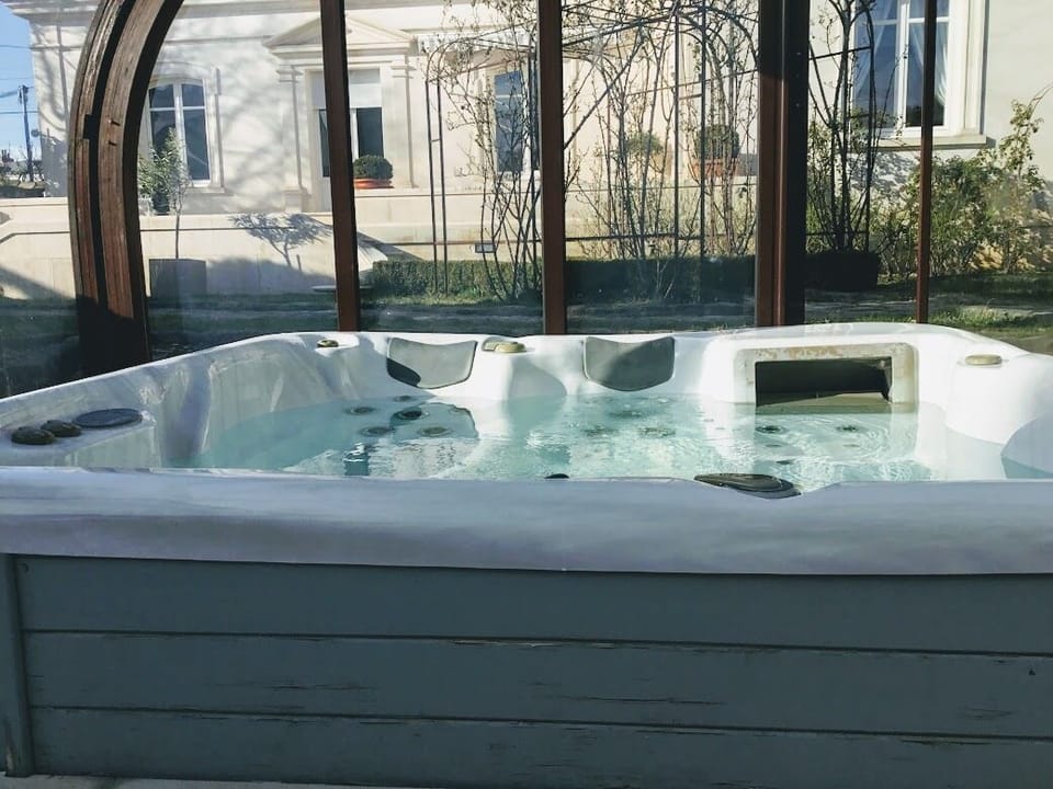 Indoor spa tub