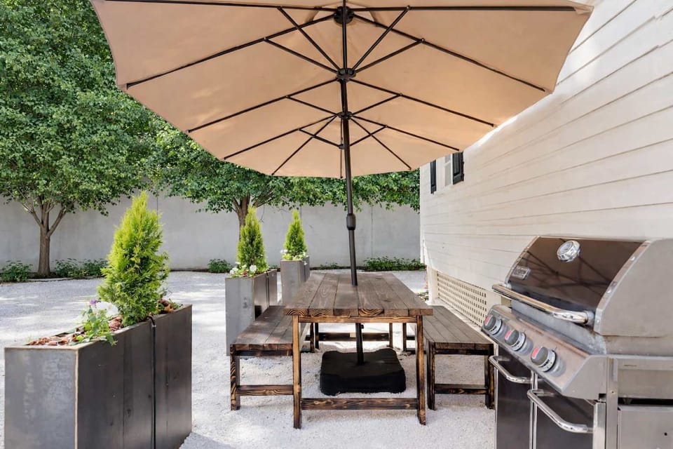 Wonderful outdoor area with picnic table and grill.