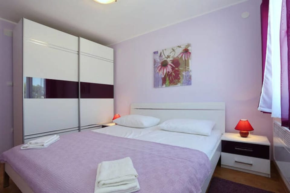 First bedroom with king site bed (180*200)