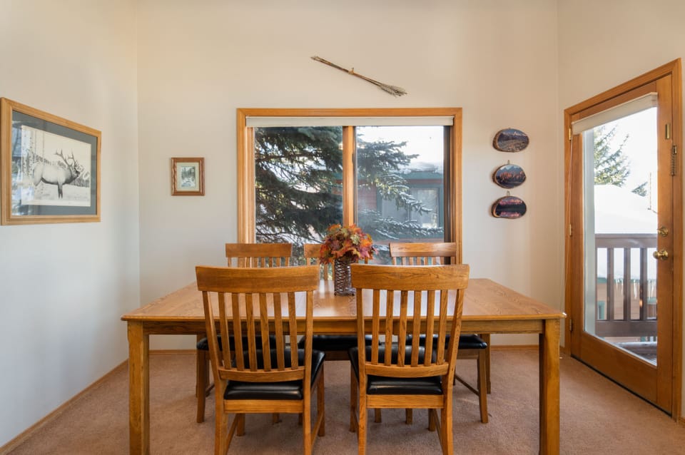 Grand Vista 423 Dining Table