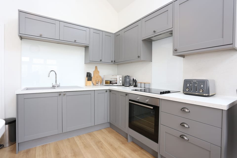 Kitchen area with washer/dryer, oven, hob, fridge, microwave
