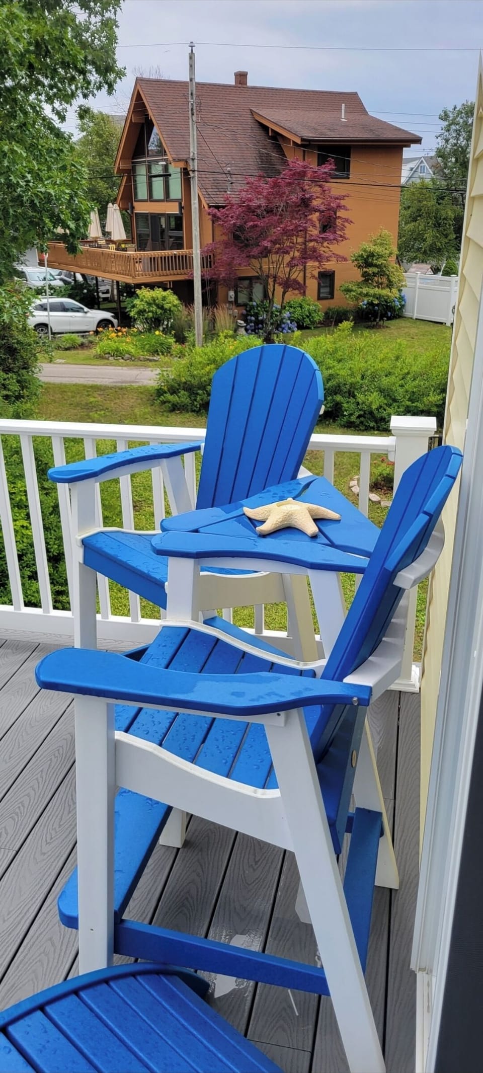 4+ new deck chairs out here for a small view of the ocean and a nice breeze. 