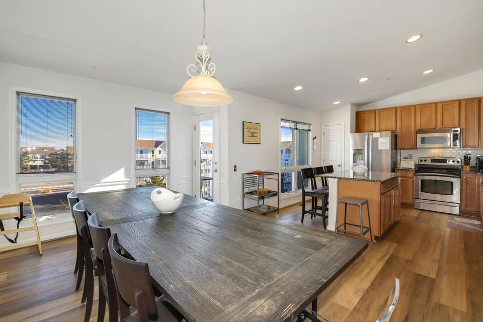 Large, fully stocked kitchen / dining room perfect for entertaining