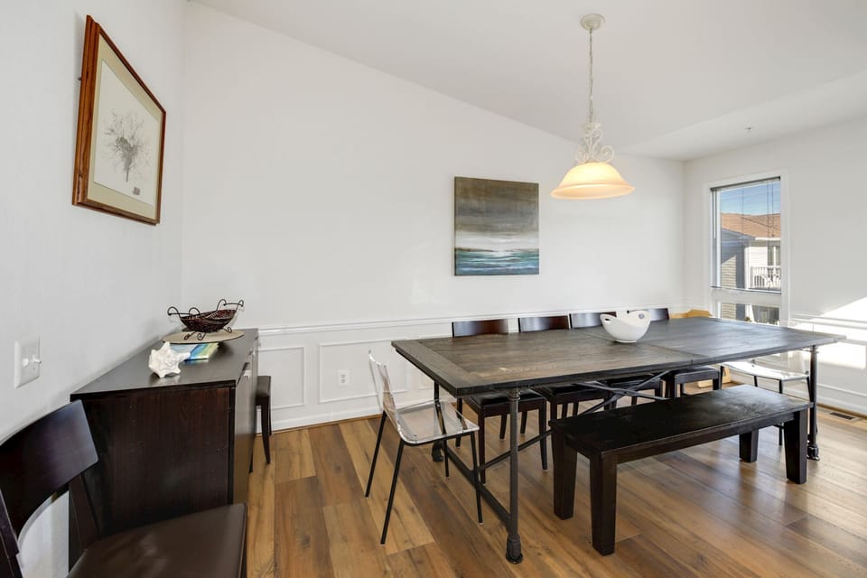 Large, fully stocked kitchen / dining room perfect for entertaining