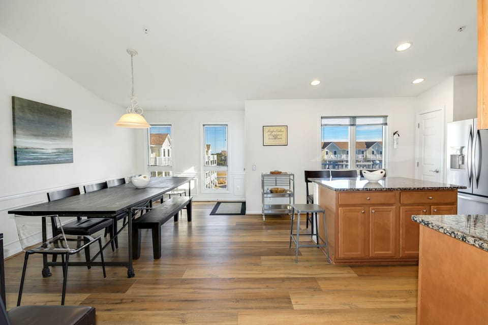Large, fully stocked kitchen / dining room perfect for entertaining