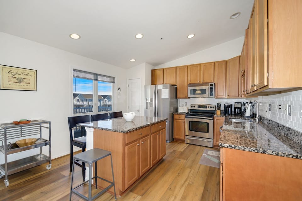 Large, fully stocked kitchen / dining room perfect for entertaining