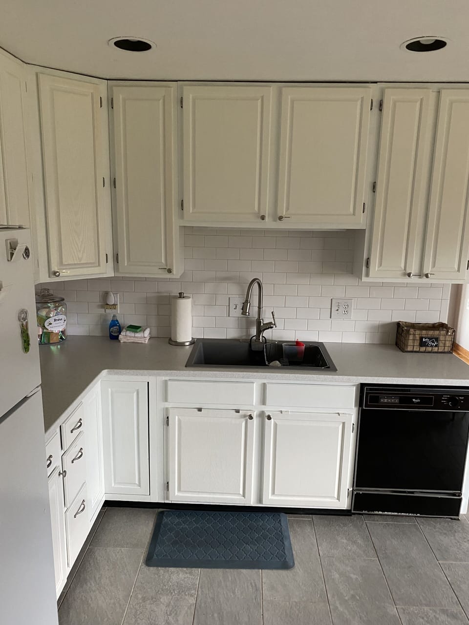 Kitchen
dishwasher, refrigerator, large sink, spray faucet, cutting boards
