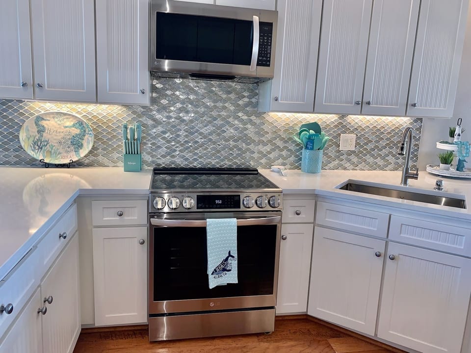 Top of the line LG air fryer oven and convection microwave. Newly renovated!