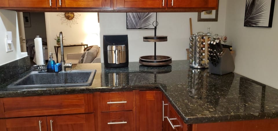 Granite Open Kitchen with Bar Stools, Air Fryer and Specialty knives. 