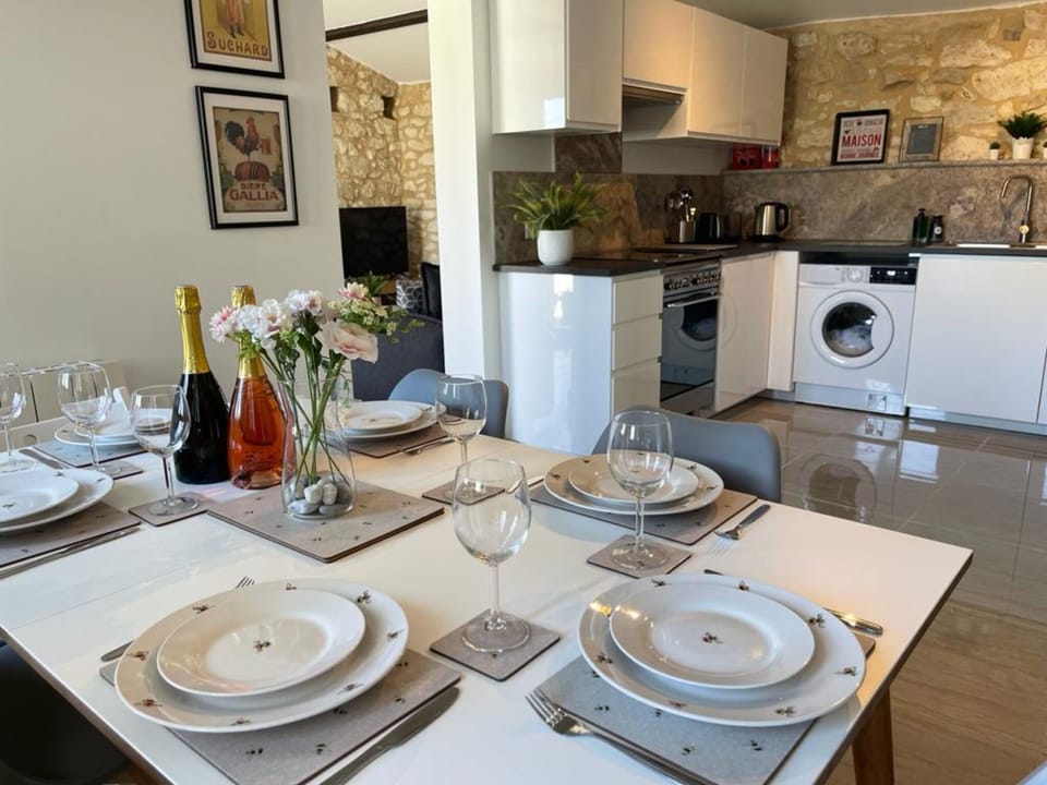 Gite Papillon Dining Kitchen