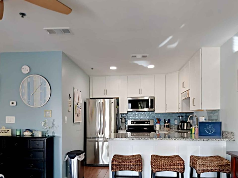 Breakfast Bar - Seating for 3