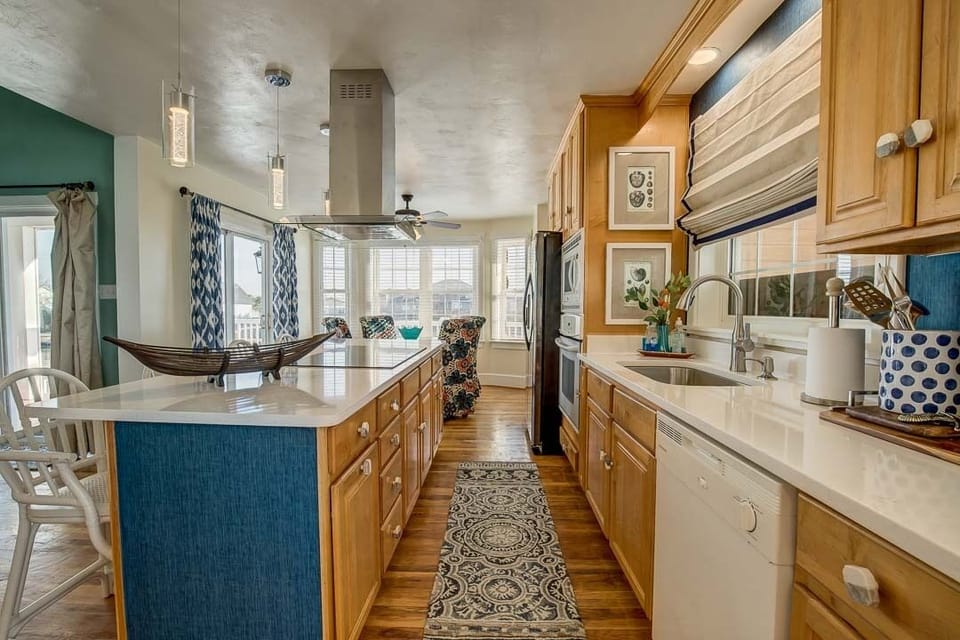 Mid-Level Kitchen with Bar (seats 4)