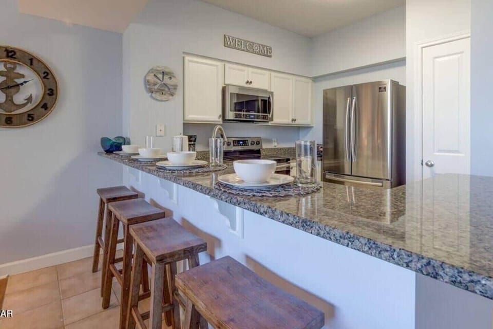 Kitchen with breakfast bar