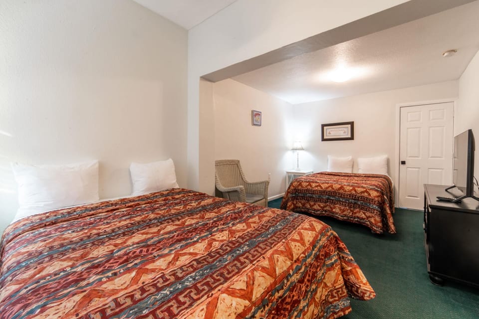 Quaint, Lakeside Economy Hotel Room image 2