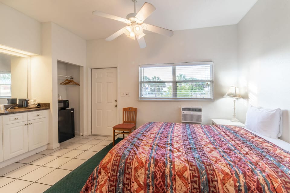 Quaint, Lakeside Economy Hotel Room image 3
