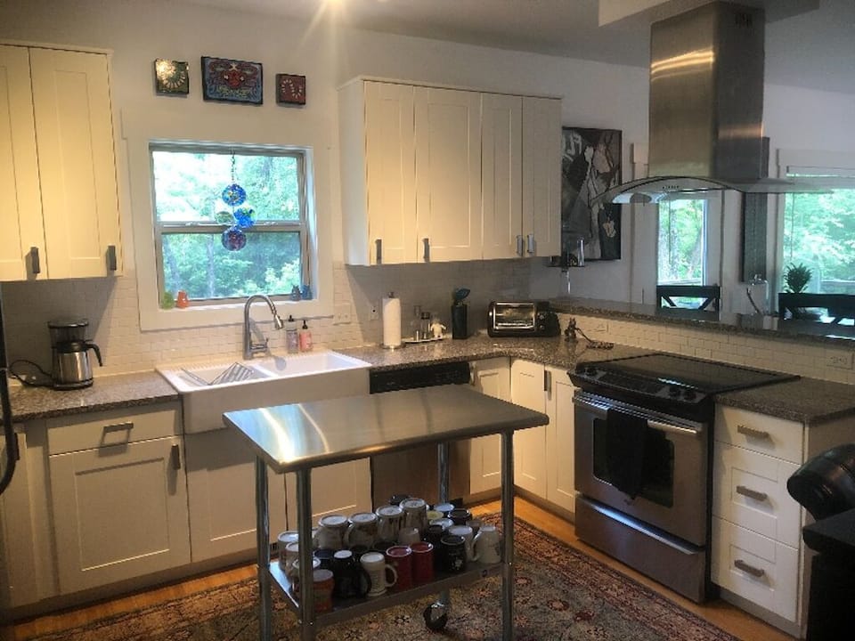 Full kitchen with island 