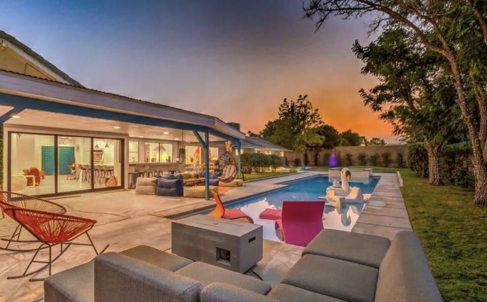 
Enjoy massive chlorine-salt heated jacuzzi & pool.
