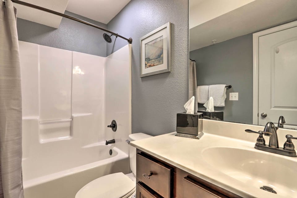 Full Bathroom | 1st Floor | Complimentary Toiletries