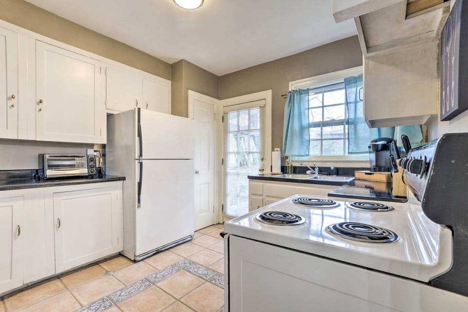 Well-Equipped Kitchen | Blender | Crockpot