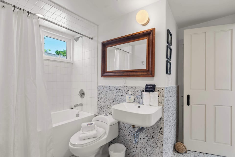 2nd Floor en suite Jack & Jill Bathroom w/ Shower/Tub combo