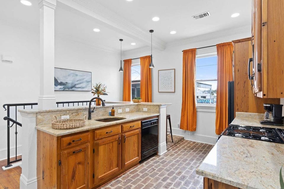 Fully stocked kitchen!
