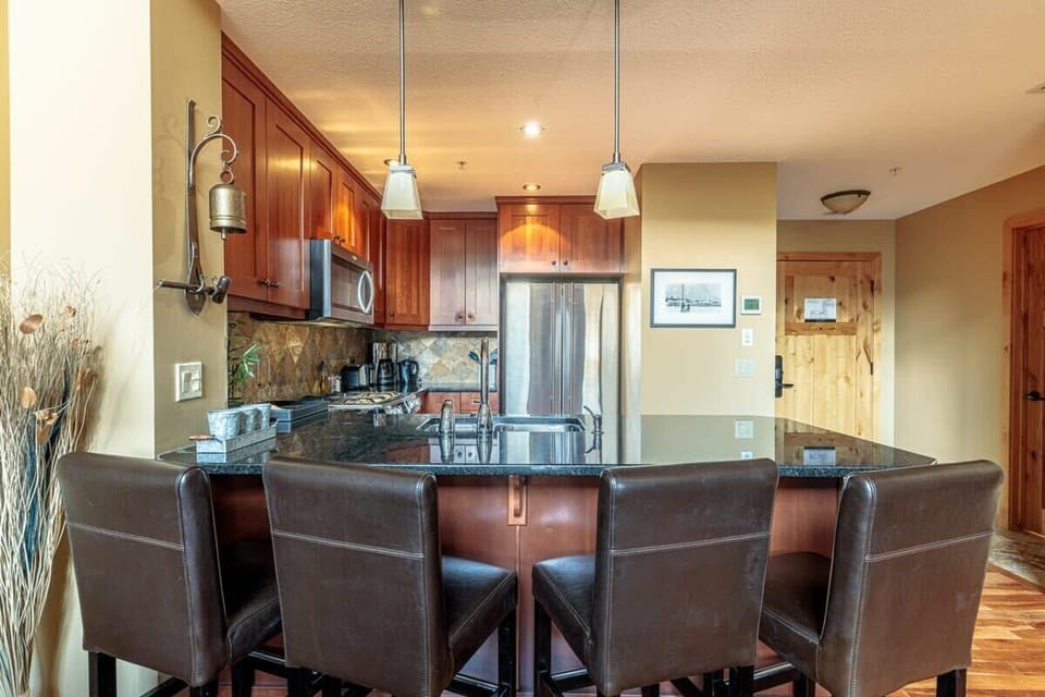 Plenty of space at the breakfast bar to enjoy a cup of local Eclipse coffee before your mountain adventure begins