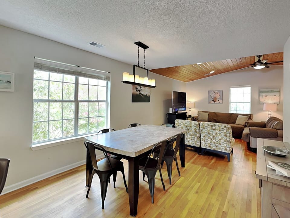 Dining Area w. Seating for 6