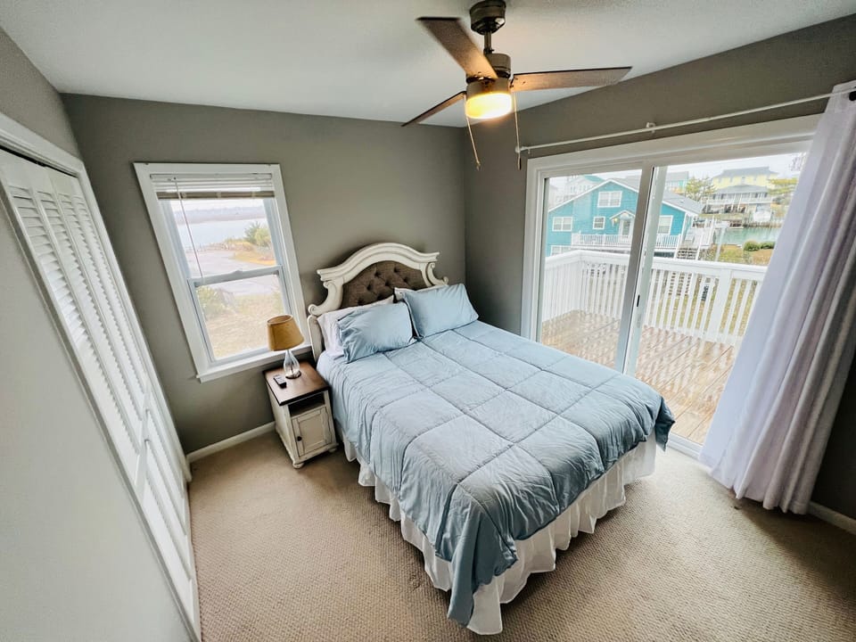 2nd floor bedroom - queen bed.