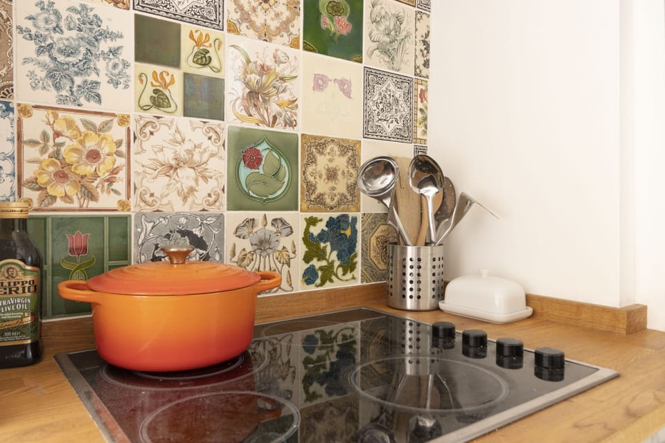 Electric hob in the fully equipped kitchen