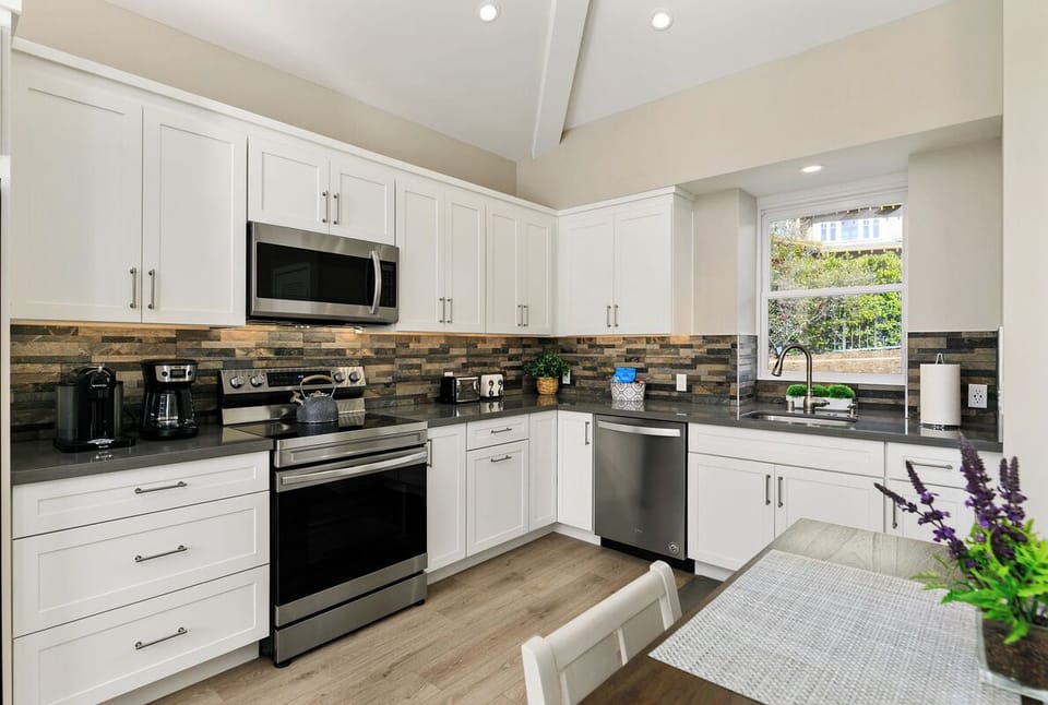All new appliances, under cabinet lighting