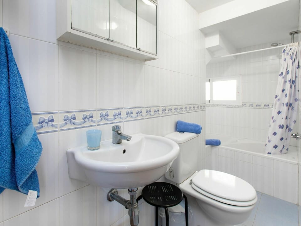 Tap, Plumbing Fixture, Sink, Mirror, Bathroom Sink, Property, Blue, Purple, Bathroom, Interior Design