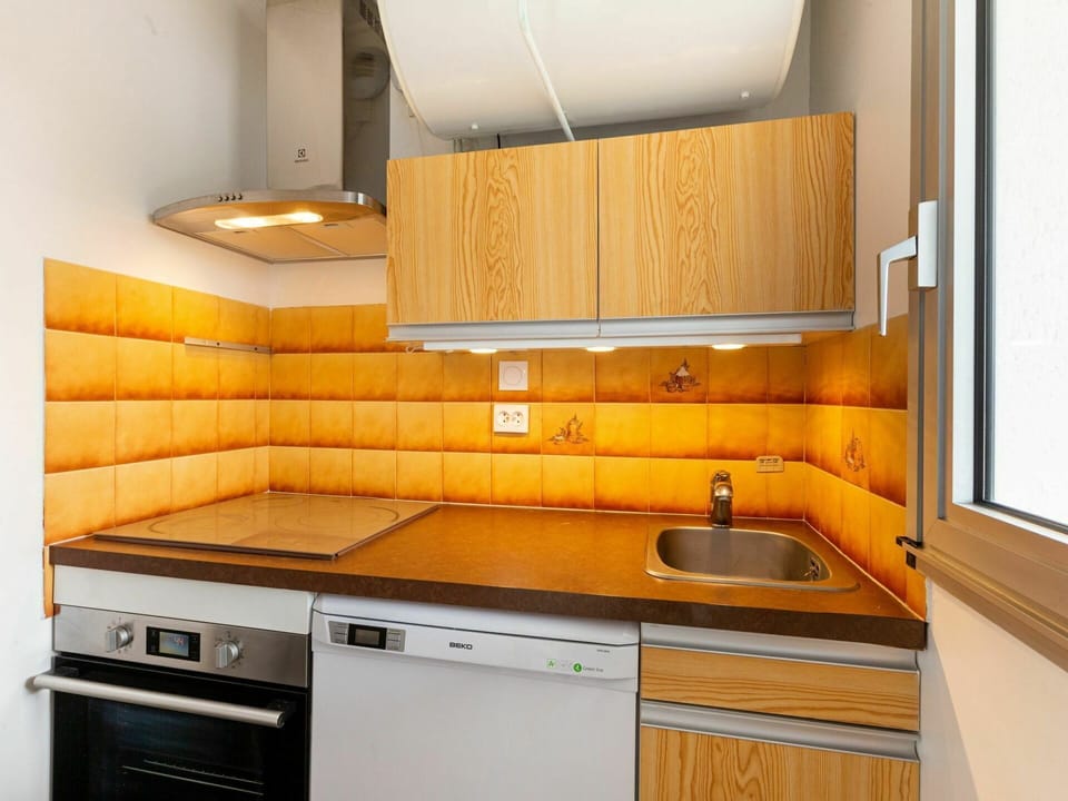 Cabinetry, Kitchen Sink, Sink, Countertop, Tap, Property, Building, Product, Wood, Plumbing Fixture