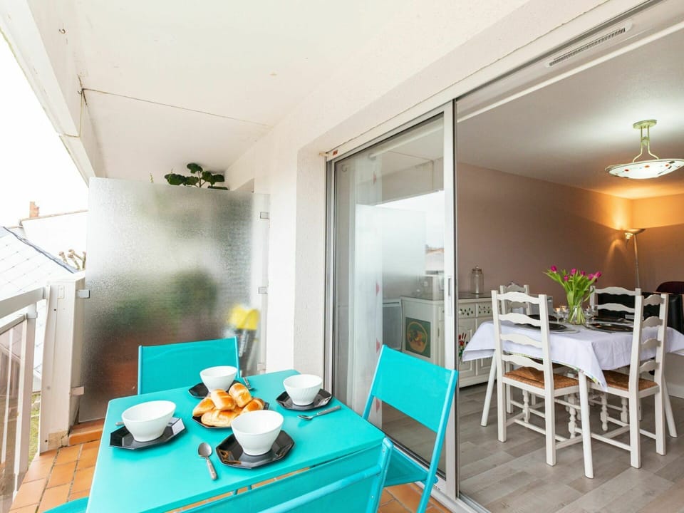 Table, Furniture, Building, Green, Chair, Blue, Lighting, Houseplant, Interior Design, Wood