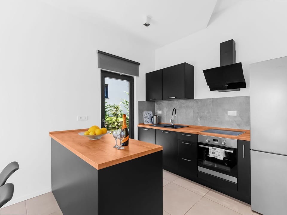 Cabinetry, Countertop, Furniture, Building, Property, Sink, Tap, Kitchen, Kitchen Stove, Interior Design
