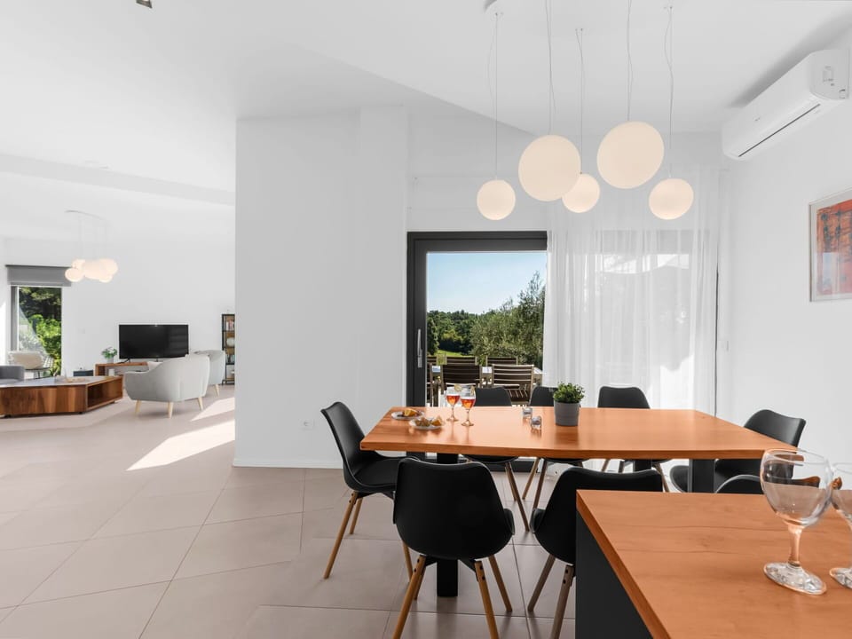 Table, Plant, Furniture, Tableware, Chair, Building, Houseplant, Wood, Interior Design, Floor