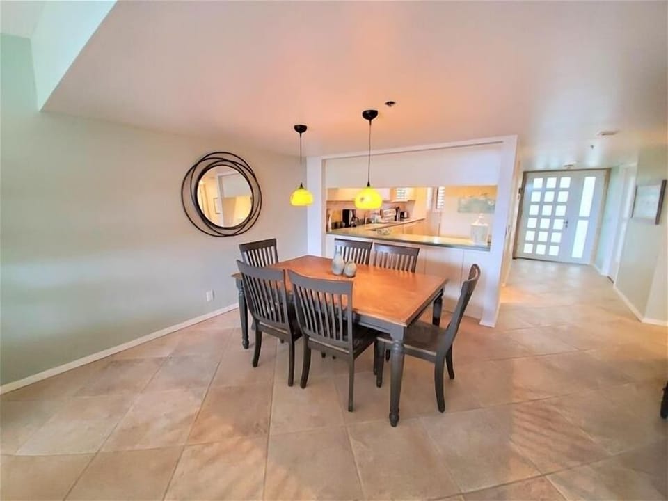 Beachplace 4-503 dining area
