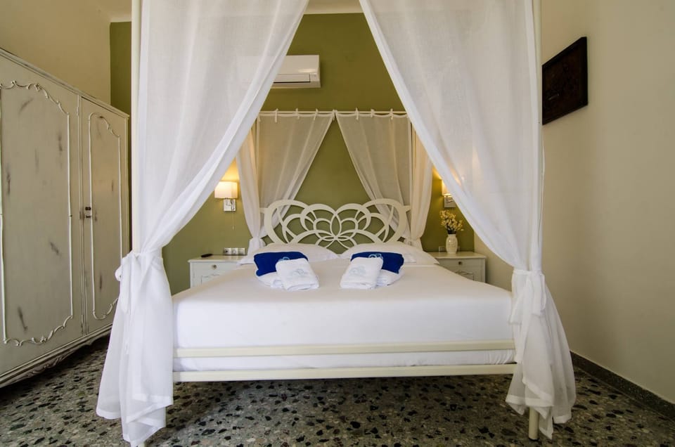 Athina House Spa & Hammam - Bedroom with King Size Bed and En Suite Bathroom