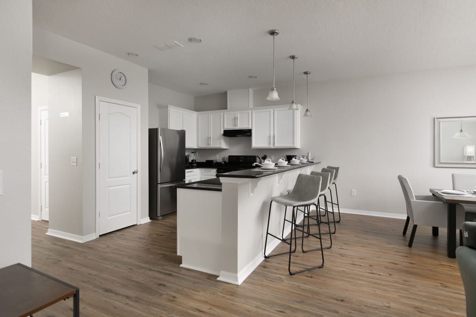 Fully equipped kitchen: modern appliances, ample space.