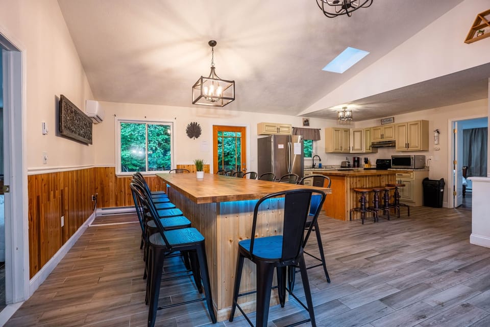 Custom-made wooden countertop seating 16 (2)