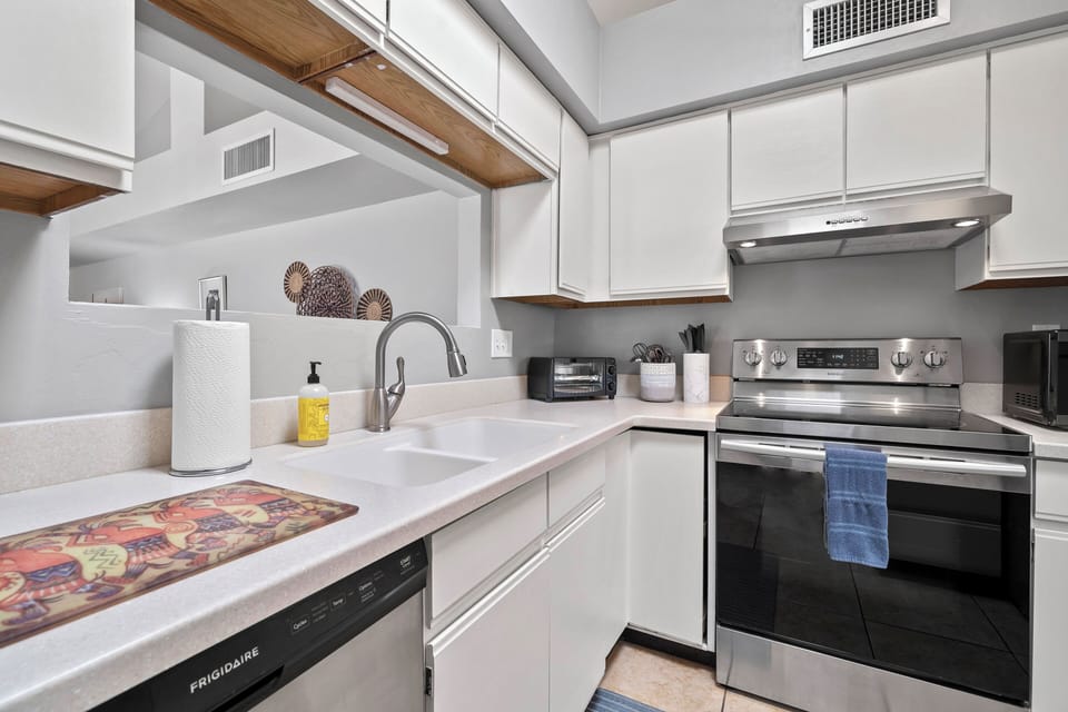 Kitchen with lots of counter & storage space