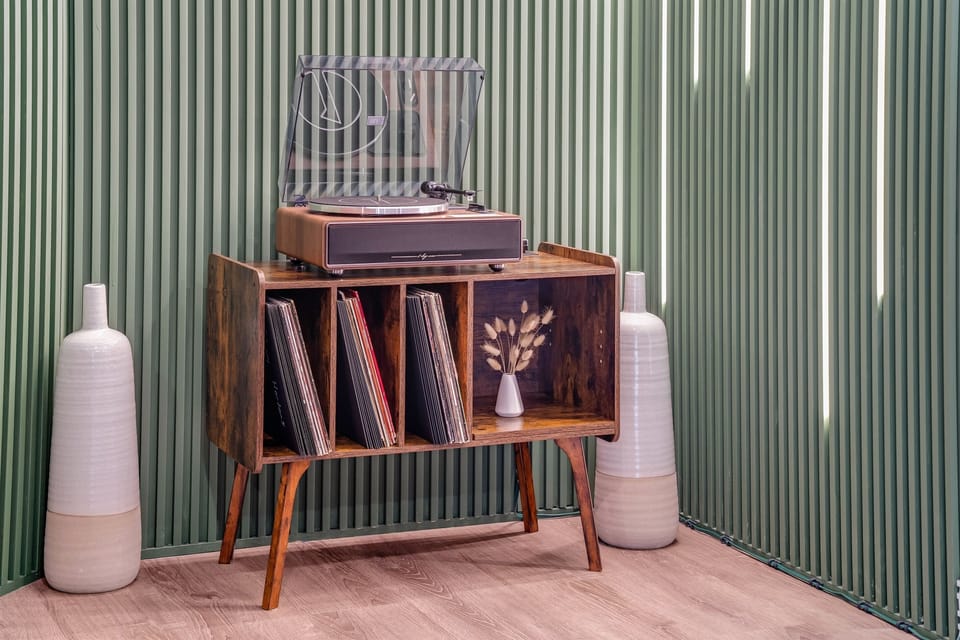 🎶 Spin vintage records and vibe in the ultimate retro-chic living space.
