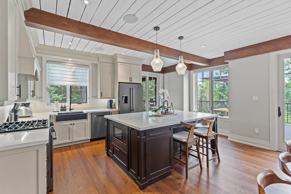 [Kitchen] Fully stocked chefs kitchen, updated appliances & basics provided. 