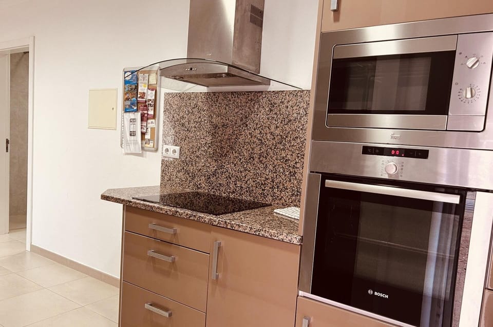 Kitchen hob, oven, microwave and dishwasher.