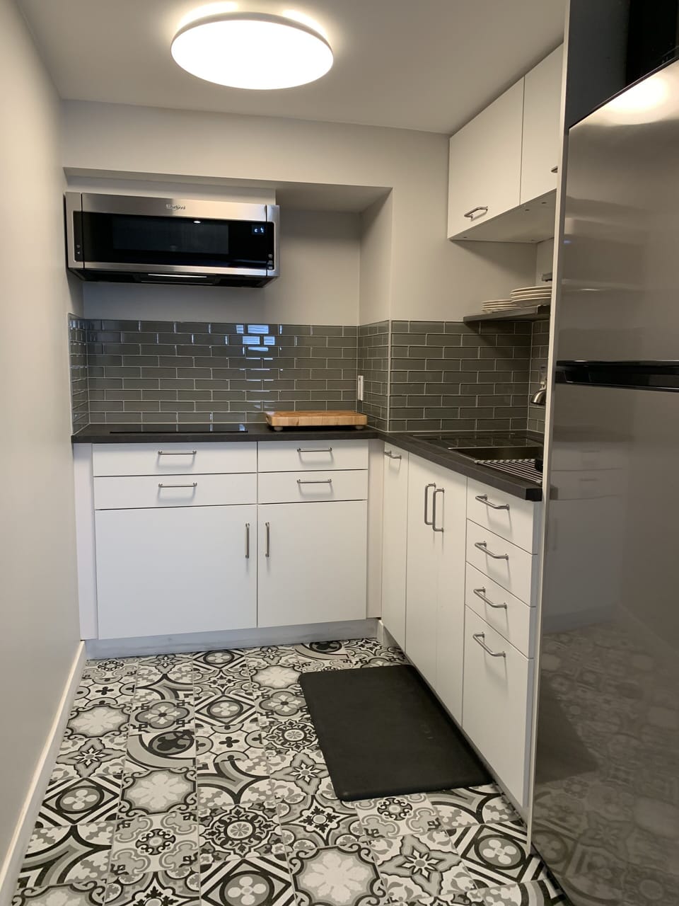 Complete modern bright spotlessly clean kitchen. Plenty of kitchen supplies.