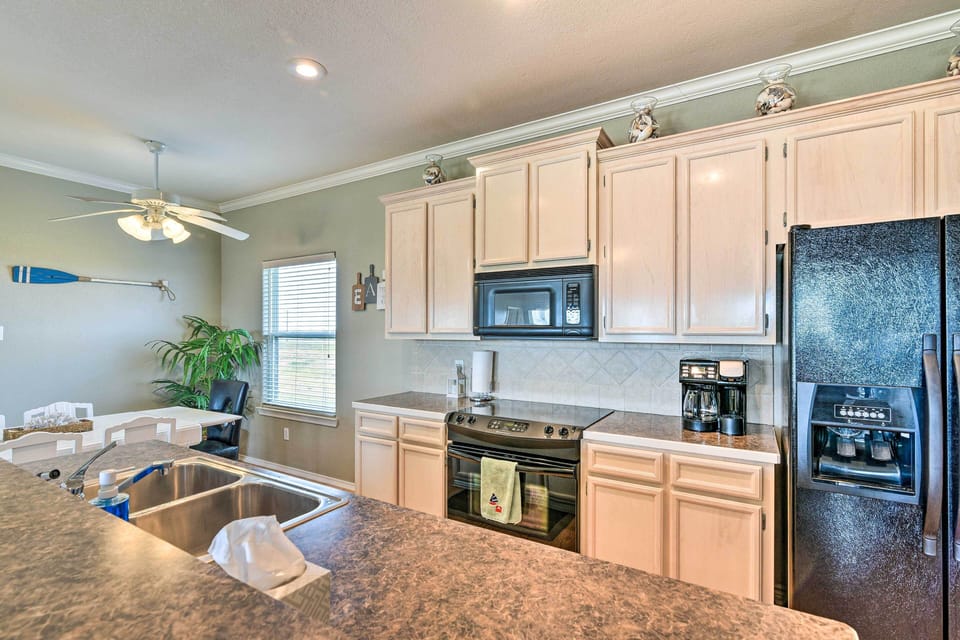 Kitchen | Crockpot | Drip & Single-Serve Coffee Maker