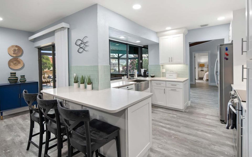 Kitchen with breakfast bar