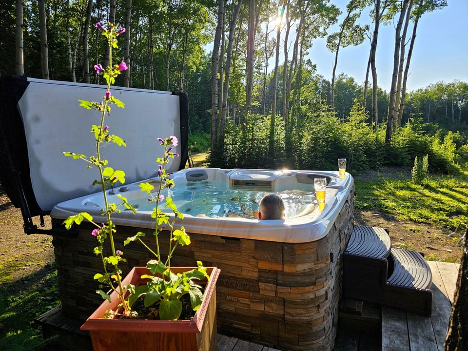 Outdoor spa tub
