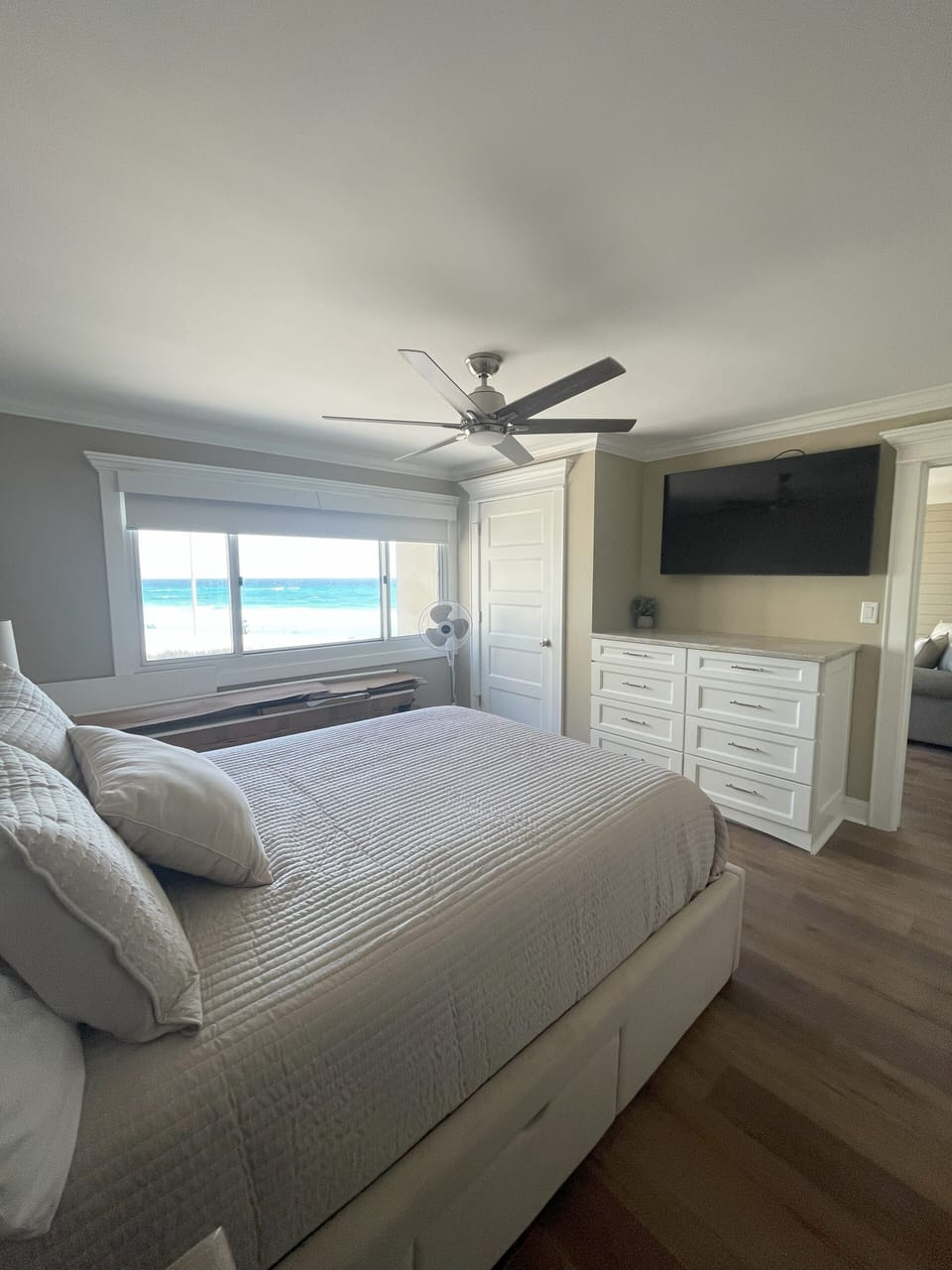 Master Bedroom- Queen Bed